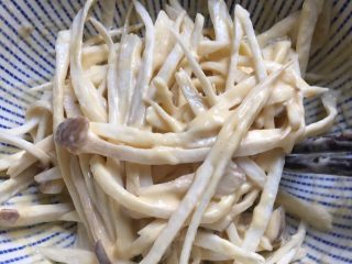 8、椒盐味干炸杏鲍菇,放入腌好的杏鲍菇搅拌均匀