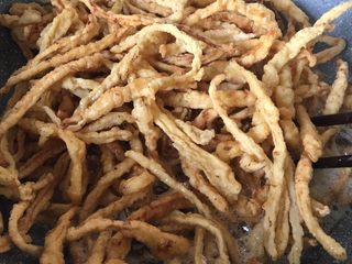 11、椒盐味干炸杏鲍菇,第一次炸好后重新回锅再炸一次