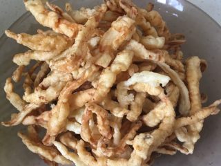 10、椒盐味干炸杏鲍菇,第一次炸好的菇