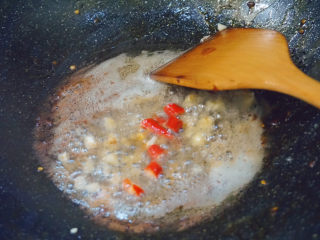 6、清炒苋菜,倒入蒜泥和红米椒