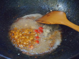 7、清炒苋菜,再倒入豆瓣酱