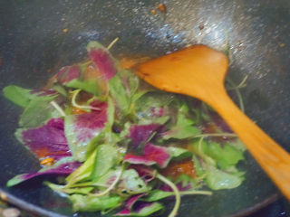 8、清炒苋菜,迅速倒入苋菜