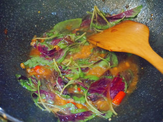 9、清炒苋菜,翻炒1分钟，下盐