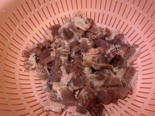 1、西红柿排骨汤,排骨洗干净沥干