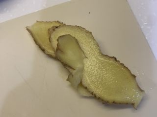 2、西红柿排骨汤,姜切片