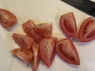 3、西红柿排骨汤,番茄切块