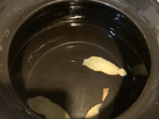 4、西红柿排骨汤,煲里放入姜片