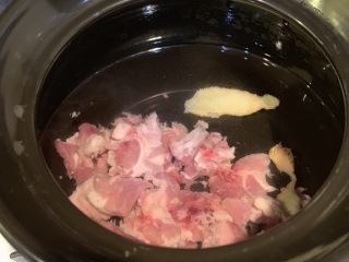 5、西红柿排骨汤,放入排骨，盖上锅盖。大火煮开