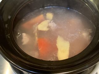 6、西红柿排骨汤,放入番茄，盖上锅盖，大火煮滚后，转小火炖1个小时，出锅前放入适量盐