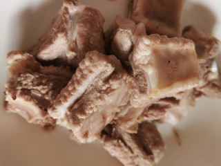 1、山楂小排骨,排骨焯水，熟后冲洗干净血沫。