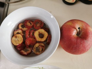 2、山楂小排骨,山楂片洗干净略泡，苹果切小快。