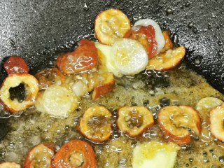 4、山楂小排骨,冰糖融化后放姜片、山楂炒一下。