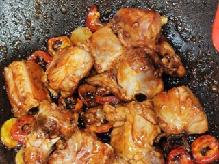 6、山楂小排骨,排骨裹上糖胶，炒至焦糖色。