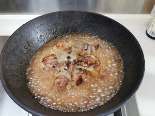 7、山楂小排骨,放入适量的清水盖过排骨，大火煮开以后转中火，盖上锅盖焖煮二十分钟。