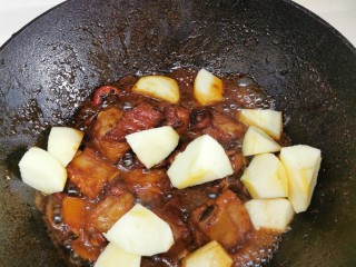 8、山楂小排骨,排骨焖到差不多放苹果醋和盐，再煮2分钟，这时放苹果醋是为了提鲜，最后放入苹果块。