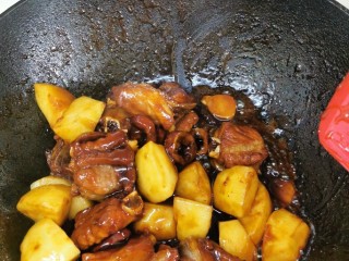 9、山楂小排骨,因为冰糖起的糖胶，所以不用打芡，收汁后上碟即可，碟底就会有浓郁微酸又带甜的酱汁，配米饭棒棒哒！