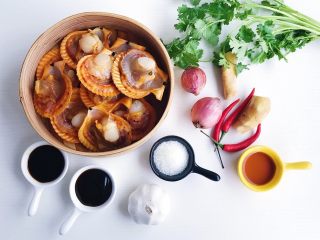 1、蒜蓉辣酱蒸扇贝,食材准备：扇贝10只 香菜2根 小圆葱2粒 大蒜2个 生姜1块 小米辣椒适量 色拉油/蚝油/生抽/料酒各30ml
