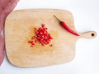 4、蒜蓉辣酱蒸扇贝,小米辣椒切末备用。