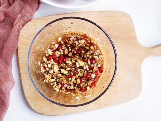 7、蒜蓉辣酱蒸扇贝,将所有食材切好放入碗内，依次加入生抽/蚝油/料酒/食用油搅拌均匀。