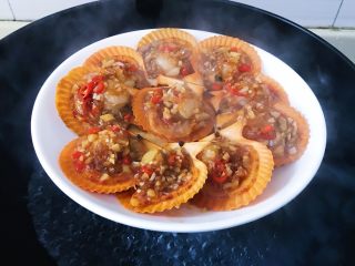 10、蒜蓉辣酱蒸扇贝,锅内倒入适量清水煮开上汽后放入扇贝