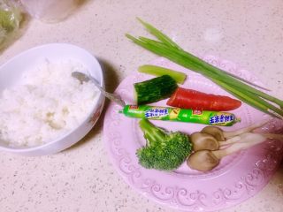 1、虾仁什锦蛋炒饭,准备食材待用