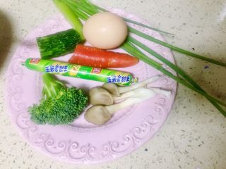 2、虾仁什锦蛋炒饭,准备食材待用