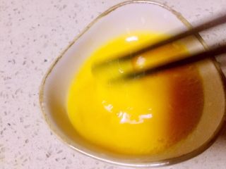 4、虾仁什锦蛋炒饭,用筷子朝一个方向迅速打散