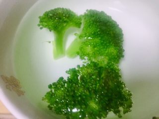 11、虾仁什锦蛋炒饭,用碗剩鲜开水放入一克盐和均再放入西兰花