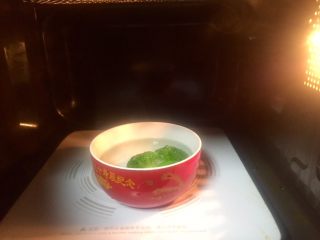 12、虾仁什锦蛋炒饭,将装有西兰花的碗放入微波炉