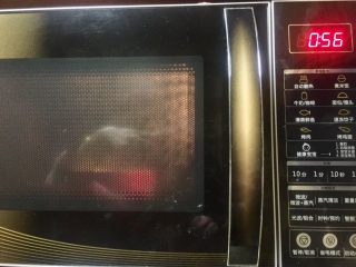 13、虾仁什锦蛋炒饭,大火加热一分钟（这个方法也适用于烹饪各种摆盘及凉菜，简单方便，主要是菜菜不变色）