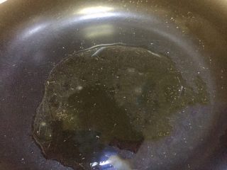 14、虾仁什锦蛋炒饭,取不沾平底锅放20克葵花油，开大火