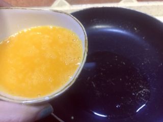 15、虾仁什锦蛋炒饭,等油温升高后倒入蛋液
