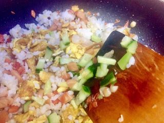 27、虾仁什锦蛋炒饭,加入黄瓜丁继续翻炒，因为黄瓜超久就要出水汁，所以放在要起锅前加入