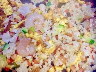 28、虾仁什锦蛋炒饭,哇哦，看起是不是很漂亮五颜六色，也很美味的样子了
