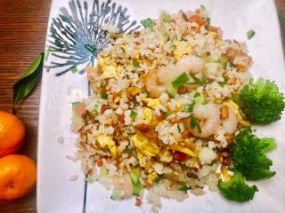 33、虾仁什锦蛋炒饭,放西兰花