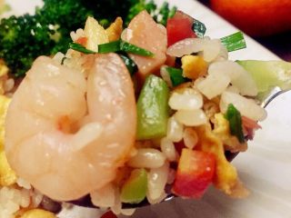 36、虾仁什锦蛋炒饭,鲜香四溢的饭饭正在召唤咕咕叫的肚子了，开吃吧