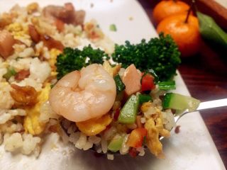 37、虾仁什锦蛋炒饭,大口大口开吃开吃，红萝卜，莴笋，黄瓜的清香，着实的饭香，蛋香，虾仁的焦香，姬菇的鲜美，葱花特有的提鲜各种香味全都交织在满满的一口里，刺激都味蕾，或许这就叫幸福的一种吧！