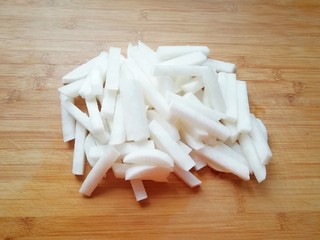 1、泡椒萝卜条,白萝卜洗干净切成条状。
