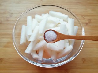 2、泡椒萝卜条,放入盆里加入盐搅拌均匀，腌制半个小时左右。