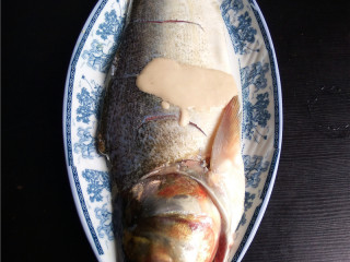 2、香辣豆瓣鱼,白鲢鱼宰杀后,剖洗干净,用适量盐、料酒、水淀粉抓匀,腌制片刻;