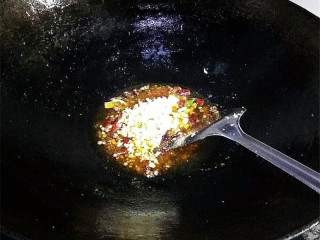 7、香辣豆瓣鱼,放入姜末、蒜末、二荆条,炒香;