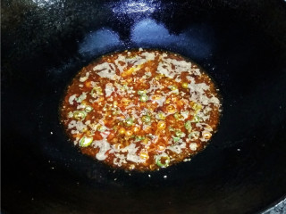 8、香辣豆瓣鱼,倒入适量清水,调入适量白糖、香醋烧开;