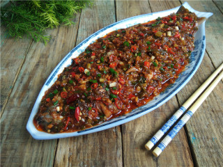 12、香辣豆瓣鱼,将汤汁淋在炸好的白鲢鱼上,撒入葱花点缀,【豆瓣鱼】就做好啦。