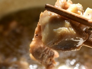 8、辣子鸡,再回锅中复炸一分钟后捞出