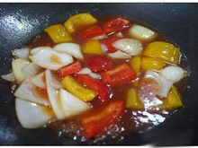 7、酸甜咕咾肉,加入〔酱料〕煮至微滾。接着加入炸好的肉块、凤梨拌炒。