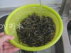 1、醉虾,用水冲洗活河虾,反复冲几遍