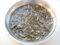 2、醉虾,将虾放入盆中，倒入白酒和花雕酒，加入两片姜