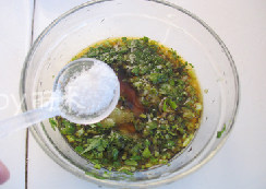 4、醉虾,葱、香菜切碎，加入酱油，少许糖，也可放些芥末