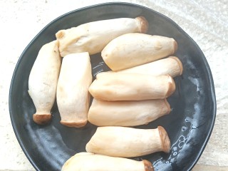 3、#爽口凉菜#凉拌胡萝卜鸡腿菇,蒸好取出来放凉