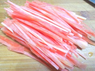 7、#爽口凉菜#凉拌胡萝卜鸡腿菇,在改刀切丝